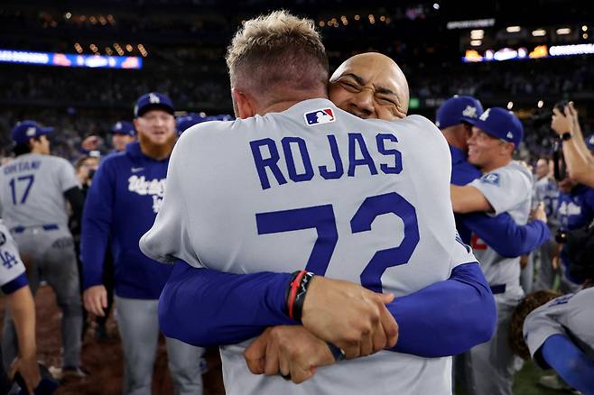 TORONTO, ONTARIO - NOVEMBER 02: Mookie Betts #50 of the Los Angeles Dodgers celebrates with Miguel Rojas #72 after defeating the Toronto Blue Jays 5-4 in game seven of the 2025 World Series at Rogers Center on November 02, 2025 in Toronto, Ontario.   Emilee Chinn/Getty Images/AFP (Photo by Emilee Chinn / GETTY IMAGES NORTH AMERICA / Getty Images via AFP)

<저작권자(c) 연합뉴스, 무단 전재-재배포, AI 학습 및 활용 금지>