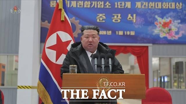 북한의 노동당 제9차 당대회가 초읽기에 들어섰다. 사진은 지난 19일 김정은 북한 국무위원장이 함경남도 용성기계연합기업소에서 열린 '용성기계연합기업소 1단계 개건현대화대상 준공식'에 참석했던 모습. /뉴시스, 조선중앙TV 갈무리