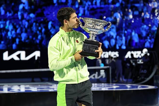 2026 호주오픈 남자단식에서 첫 우승한 알카라스가 역대 최연소로 커리어 그랜드슬램을 달성했다.