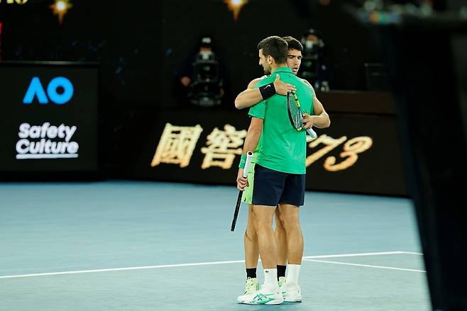 경기가 끝난 뒤 진한 포옹을 나눈 알카라스와 조코비치