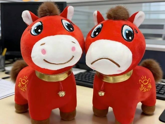 제조 공정상의 실수로 울상을 짓게 된 붉은 말 인형이 중국 젊은이들 사이에서 인기를 끌고 있다. 중국 사회관계망서비스(SNS) 레드노트 캡처