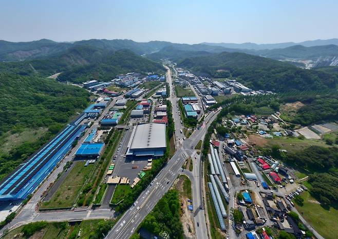 계룡시가 첨단 기술이 일자리를 만들고 그 일자리가 지역 상권의 소비로 이어지는 이른바 '경제 선순환 모델' 조성에 행정력을 집중하고 있다. 사진은 계룡산업단지 전경. 대전일보DB