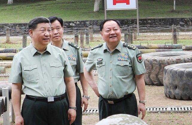 시진핑(왼쪽) 중국공산당 중앙군사위원회 주석과 장유샤(오른쪽) 부주석이 2019년 5월 장시성의 인민해방군 보병대학에서 생도들의 훈련 장면을 시찰하며 흐믓한 표정으로 미소짓고 있다. ⓒ 신화/연합뉴스