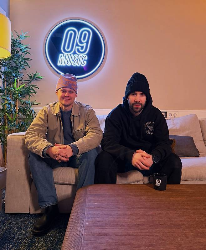 SM 송캠프에 참여해 K팝을 만든 경험이 있는 스웨덴 작곡진 니클라스 야렐리우스 페르손, 니노스 한나(왼쪽부터). 이들은 “송캠프에서 충분한 창작의 자유를 발휘할 수 있어서 좋았다”고 했다. SM엔터테인먼트 제공