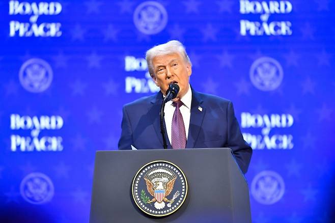 도널드 트럼프 미국 대통령이 지난달 22일(현지시간) 스위스 다보스에서 세계경제포럼(WEF)에 참석해 연설하고 있다. 트럼프 대통령은 이 연설에서 유럽을 비롯한 자국 동맹들을 조롱했다. 신화 연합