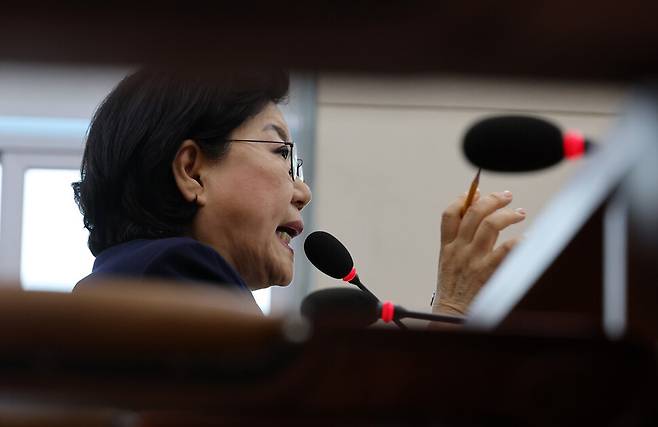 이혜훈 기획예산처 장관 후보자가 23일 국회 재정경제기획위원회에서 열린 인사청문회에서 쏟아지는 의원 질의에 답변하고 있다. 연합뉴스