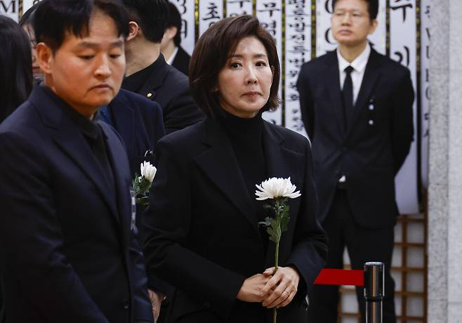 나경원 국민의힘 의원이 29일 서울 종로구 서울대학교병원 장례식장에 마련된 이해찬 전 국무총리의 빈소에서 조문하고 있다. 공동취재사진
