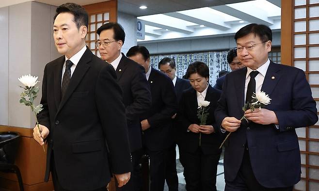 장동혁 대표와 송언석 원내대표 등 국민의힘 지도부가 1월 30일 서울 종로구 서울대학교병원 장례식장에 마련된 이해찬 민주평화통일자문회의 수석부의장의 빈소를 찾아 조문하고 있다. 공동취재사진