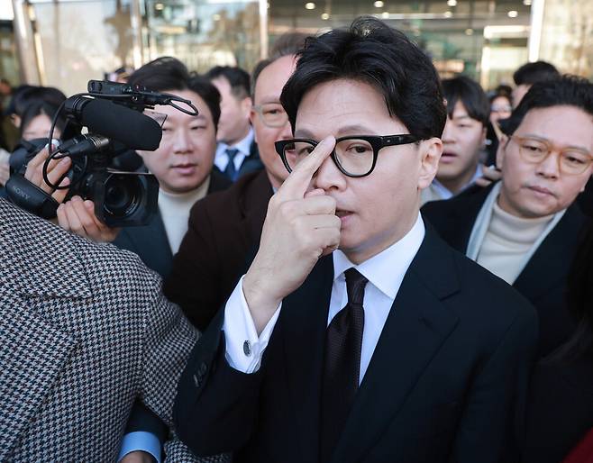 국민의힘에서 제명된 한동훈 전 대표가 1월29일 제명에 대한 기자회견을 마친 뒤 국회 소통관을 나서고 있다. 공동취재사진
