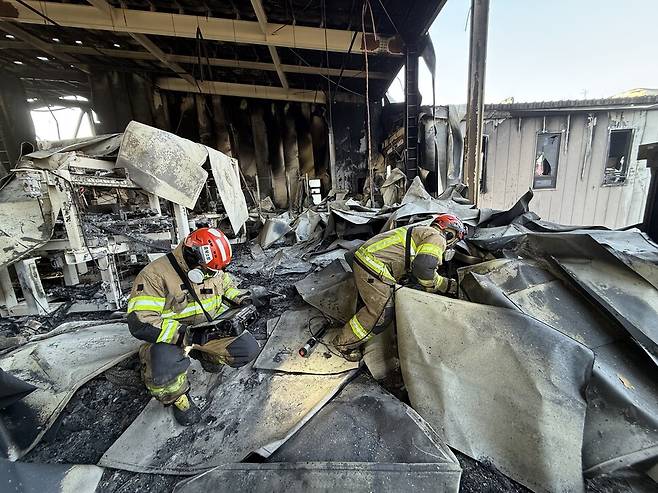 충북소방본부 구조대, 특수대응단 등이 충북 음성 생활용품 제조 공장 화재 현장에서 실종자 수색을 하고 있다. 충북소방본부 제공