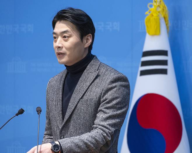 더불어민주당 한준호 의원이 1일 국회 소통관에서 민주당 정청래 대표가 제의했던 조국혁신당에 대한 합당 제안 철회를 요청하는 기자회견을 하고 있다. 연합뉴스