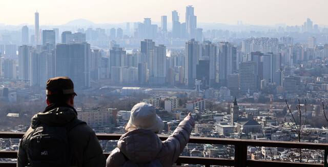 1일 서울 남산 전망대에서 바라본 시내 곳곳에 아파트 단지가 빼곡하게 들어서 있다. 연합뉴스