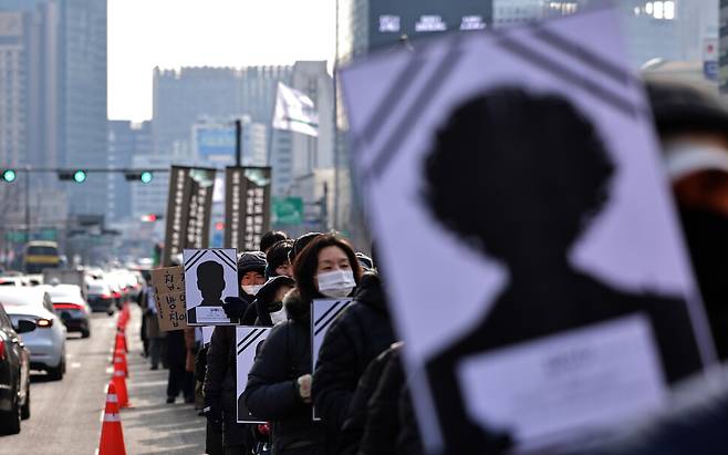 ‘죽은 자들의 원망, 산 자들의 소망!’ 서울 용산구 동자동 쪽방 공공주택 촉구 청와대 영정 행진이 2026년 1월26일 오후 종로구 광화문광장에서 열려 참가자들이 153명의 영정을 들고 청와대까지 행진하고 있다.