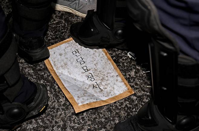 동자동 쪽방촌 주민과 ‘2026홈리스주거팀’, 정당·종교단체, 시민의 염원을 담은 ‘면담요청서’가 청와대 들머리를 지키는 경찰에 짓밟히고 있다.