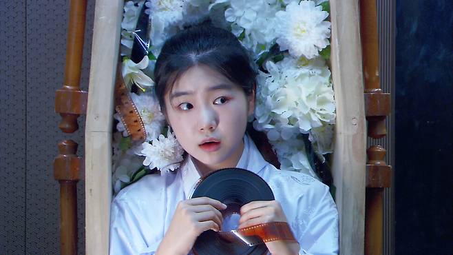 (도비라) 오세연 감독의 ‘어느 날, 영화가 죽었습니다’의 마지막 장면. 관 속에 들어 있는 영화가 ‘영화+관’을 표현한다. CJ ENM 제공