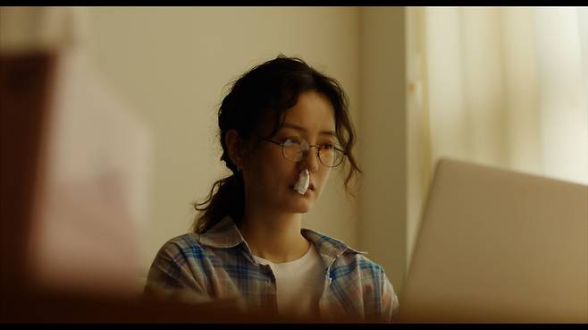 (도비라) 김도영 감독의 ‘엎어질 조짐’ 스틸. CJ ENM 제공