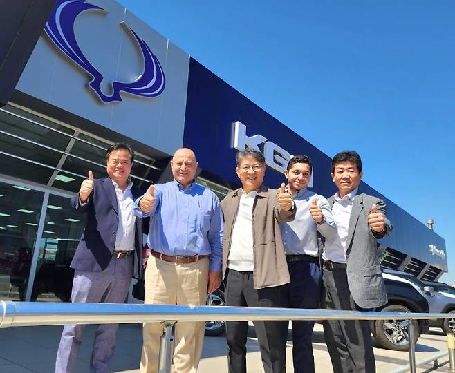 튀르키예 KGM 매장을 방문한 곽재선 KG회장(가운데)와 현지 관계자들. KGM 제공