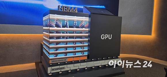 서울 강남구 코엑스에서 개막한 반도체대전(SEDEX)의 SK하이닉스 전시관에 마련된 HBM4 전시공간. 2025.10.22 [사진=박지은 기자]