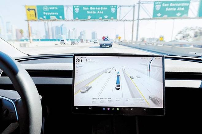 2025년형 테슬라 모델 3가 FSD 14.1.4 소프트웨어를 탑재한 상태로 미국 캘리포니아주 로스앤젤레스의 고속도로에서 자율주행하고 있다. 로이터