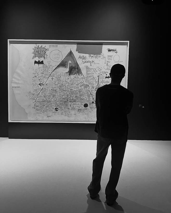 바스키아 특별전의 하이라이트 '단어의 신전' 섹션 중심에 있는 '무제'(1986) 앞에 선 BTS RM. 사진 인스타그램