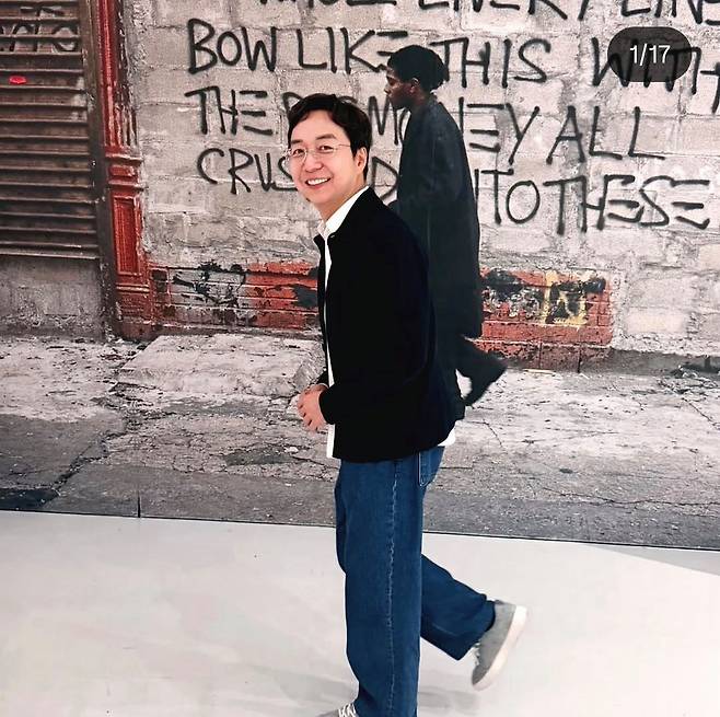 전시장 입구 바스키아 사진 앞에서 포즈를 취한 건축가 유현준. 뒤 사진은 바스키아가 출연한 영화 '다운타운 81'의 한 장면. 사진 인스타그램