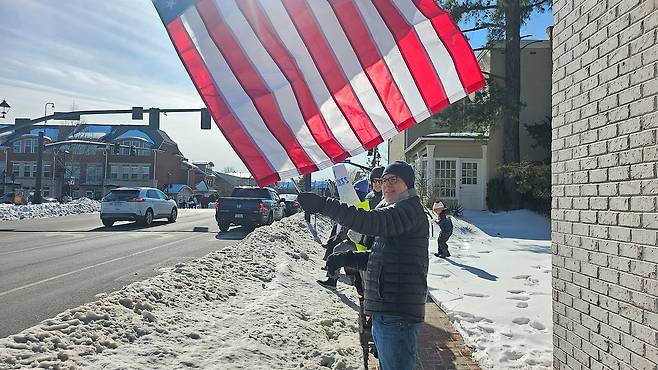 온도가 영하 13도까지 떨어진 지난달 31일(현지시간) 오전 버지니아 페어팩스시티 중심가에 시민 100여명이 모여 트럼프 행정부의 강경한 이민정책에 반대하는 시위를 벌였다. 이민정책에 반대하는 의미로 거꾸로 단 성조기를 들고 시위에 참석한 빌 로웬은 한국에서 왔다는 기자의 말에 "모든 미국인들이 트럼프와 같은 생각을 한다고 오해하지 않기를 바란다"고 말했다. 버지니아=강태화 특파원