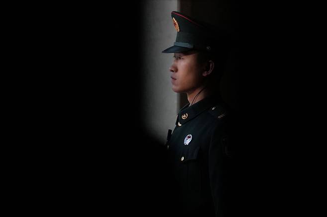 중국인민해방군 사병이 지난달 29일 국방부 월례 브리핑장에서 경비를 서고 있다. 중국인민해방군 기관지인 해방군보는 1월 31일과 2월 1일 이틀 연속으로 1면에 사설을 싣고 장유샤 중앙군사위 부주석과 류전리 중앙군사위 위원의 잔존 세력을 척결하겠다고 밝혔다. AP = 연합뉴스