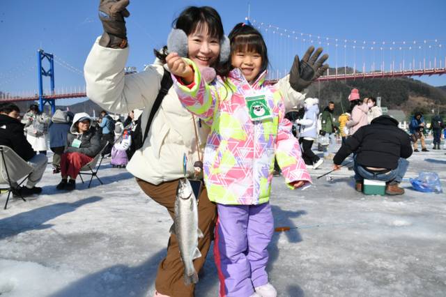 ▲ 2026 화천산천어축제 폐막일인 1일, 축제장을 방문한 외국인 단체 관광객, 자유 여행가들이 산천어 얼음낚시 재미에 흠뻑 빠져 있다.