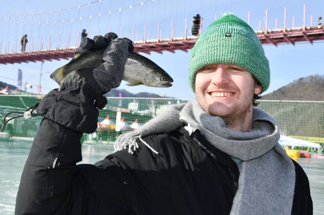 ▲ 2026 화천산천어축제 폐막일인 1일, 축제장을 방문한 외국인 단체 관광객, 자유 여행가들이 산천어 얼음낚시 재미에 흠뻑 빠져 있다.