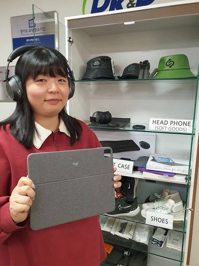 최은아 차장이 보스 헤드셋을 끼고 로지텍 IT 케이스를 들어보이고 있다. 안산=윤현주 기자