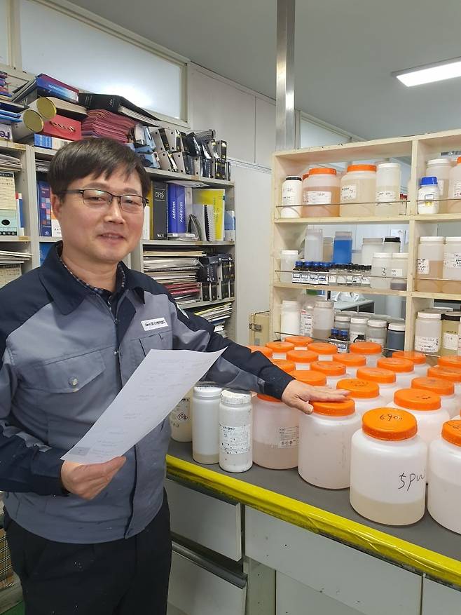 임채순 차장이 기술연구소 약품을 설명하고 있다. 안산=윤현주 기자