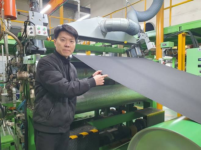 김정호 이사가 HP 케이스용 아이템을 확인하고 있다. 안산=윤현주 기자