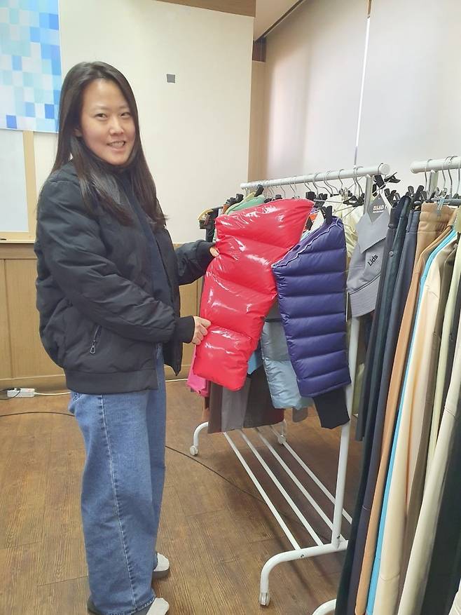 김은주 과장이 유럽 의류 제품을 설명하고 있다. 안산=윤현주 기자