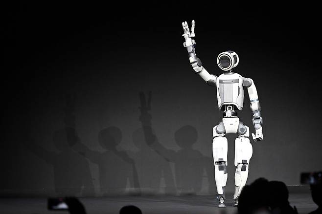 ‘CES 2026’ 개막을 하루 앞둔 지난 1월 5일(현지시간) 미국 네바다주 라스베이거스에서 열린 현대차그룹 프레스 컨퍼런스에서 차세대 전동식 아틀라스 시제품이 손을 들어 인사하고 있다. 연합뉴스