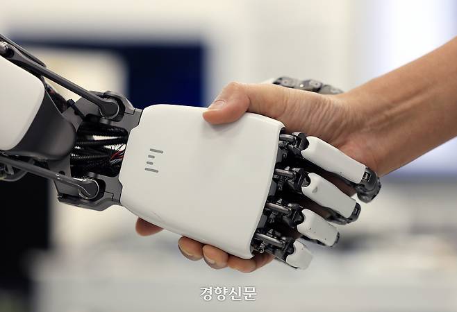 휴머노이드 로봇이 인간과 악수하고 있다. 서성일 선임기자