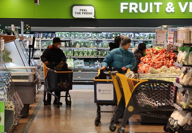지난 1월 20일 서울의 한 대형마트에서 시민들이 장을 보고 있다. 연합뉴스