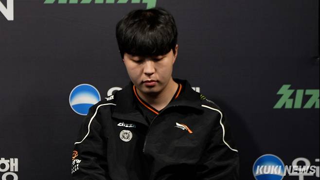 (왼쪽부터) ‘카나비’ 서진혁이 오후 5시 서울 종로구 치지직 롤파크 LCK 아레나에서 열린 ‘2026 LCK컵’ 그룹 배틀 젠지와의 경기가 끝난 뒤 기자회견에 참석하고 있다. 송한석 기자
