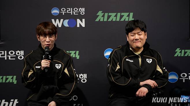 (왼쪽부터) ‘듀로’ 주민규와 유상욱 젠지 감독이 오후 5시 서울 종로구 치지직 롤파크 LCK 아레나에서 열린 ‘2026 LCK컵’ 그룹 배틀 한화생명과의 경기가 끝난 뒤 기자회견에 참석하고 있다. 송한석 기자