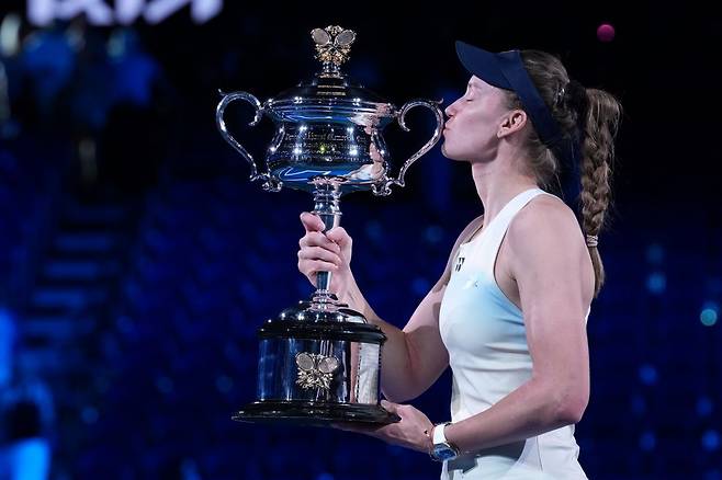 ‘1위 킬러’ 리바키나, 사발렌카 꺾고 호주오픈 첫 우승