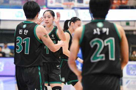 하이 파이브 하는 하나은행 선수들. 사진[연합뉴스]