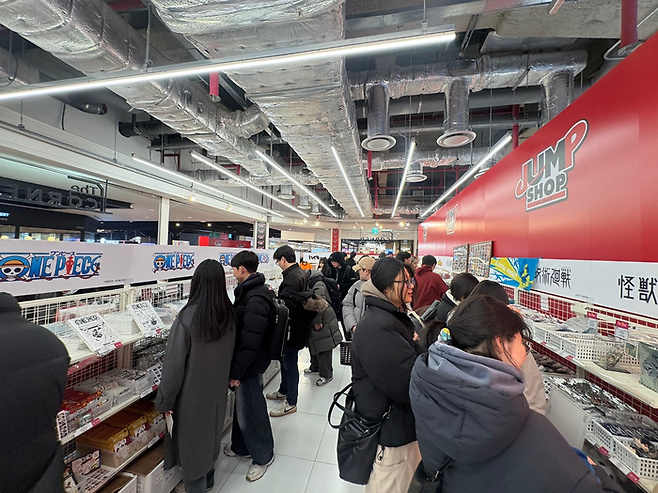 점프샵 팝업스토어를 찾은 방문객들/사진=김지은 여행+ 기자