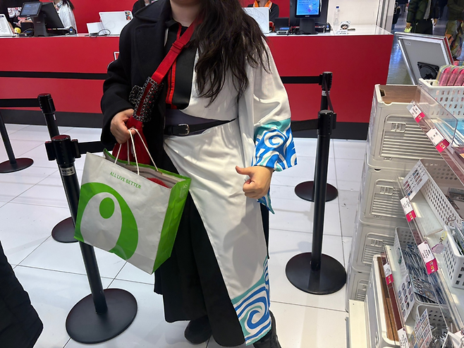 만화 ‘은혼’ 속 주인공 코스프레를 한 방문객이 포즈를 취하고 있다./사진=김지은 여행+ 기자