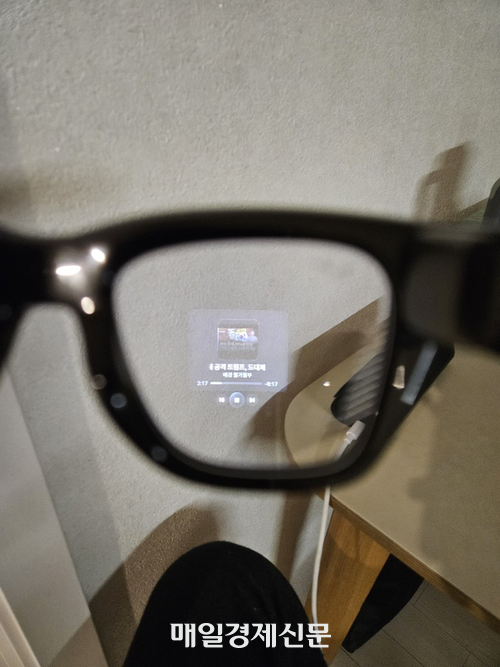 안경 디스플레이를 통해 내가 듣고있는 유튜브나 음악을 확인할 수 있습니다.