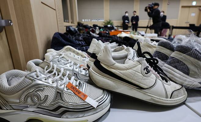 21일 서울 송파구 서울동부지방검찰청에서 열린 보이스피싱범죄 합동수사부 자금 세탁범 검거 관련 브리핑에서 압수품이 공개되고 있다.  서울동부지검 보이스피싱범죄 합동수사부는 이날 브리핑을 통해 보이스피싱 피해금을 세탁한 조직원 13명을 입건하고 7명을 구속기소 했다고 밝혔다.사진은 기사와 연관없음/사진=뉴스1