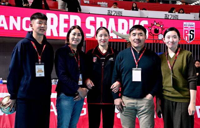 인쿠시가 가족과 함께 기념촬영을 하고 있다 / 한국배구연맹(KOVO)