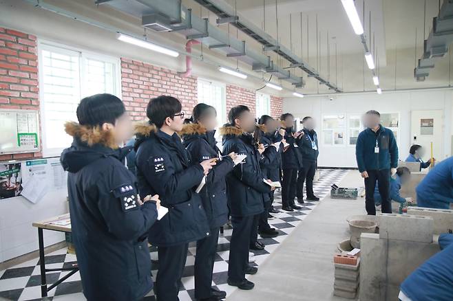 지난달 29일 경기도 화성직업훈련교도소에서 진행된 교정시설 현장 진단에서 법무부 출입 기자단이 타일 기능사 수업을 참관하고 있다. [법무부 제공]