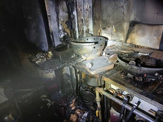 [전주=뉴시스] 1일 오전 6시22분께 전북 전주시 완산구 중화산동의 한 상가 건물에서 불이 나 내부가 검게 그을려있다. (사진=전북도소방본부) 2026.02.01. photo@newsis.com *재판매 및 DB 금지