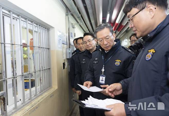 [서울=뉴시스]정성호 법무부 장관은 지난달 29일 교정기관 정책 및 문제 해결을 모색하기 위해 화성직업훈련교도소에서 교정시설 현장 진단을 실시했다. (사진=법무부 제공) 2026.02.01. photo@newsis.com