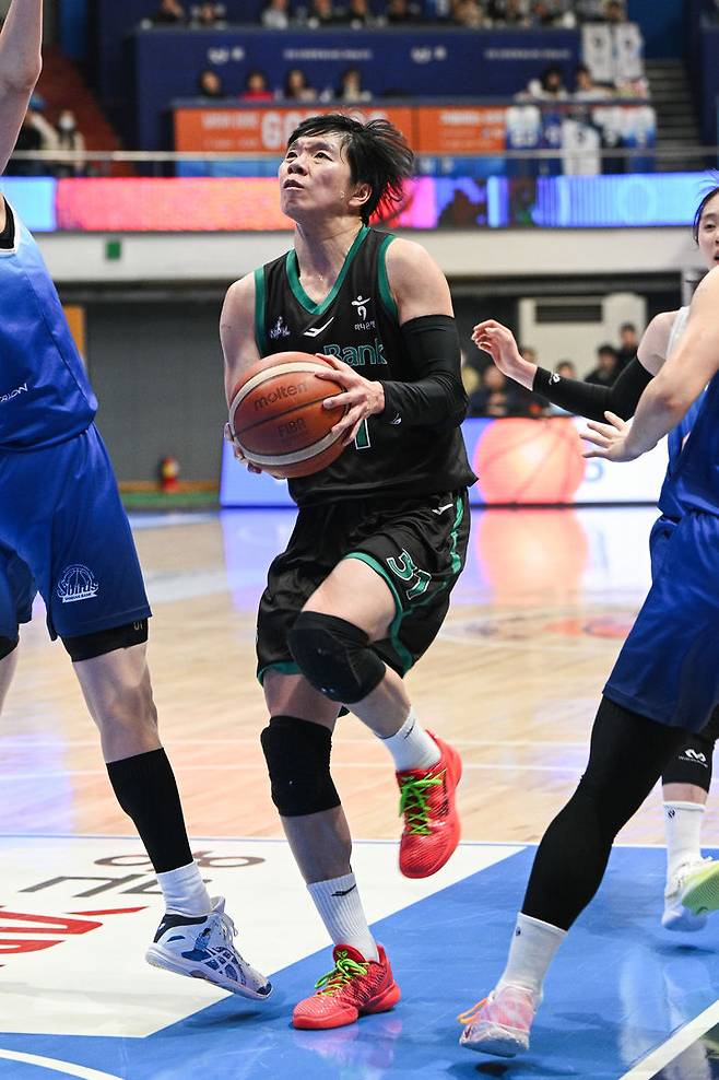 여자농구 선두 하나은행, 신한은행에 33점 차 완승…2위와 2경기 차