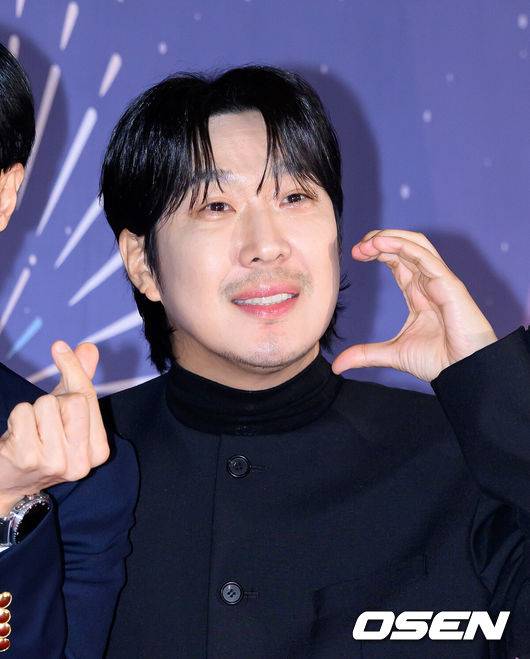 [OSEN=이대선 기자] 29일 오후 서울 마포구 MBC 미디어센터 공개홀에서 ‘2025 MBC 방송연예대상’ 레드카펫 행사가 열렸다.올해 MBC 방송연예대상 주인공은 유재석, 전현무, 기안84로 압축된다.MBC 방송연예대상은 29일 오후 8시 50분 MBC에서 생중계된다. 하하가 레드카펫을 밟고 있다. 2025.12.29 /sunday@osen.co.kr
